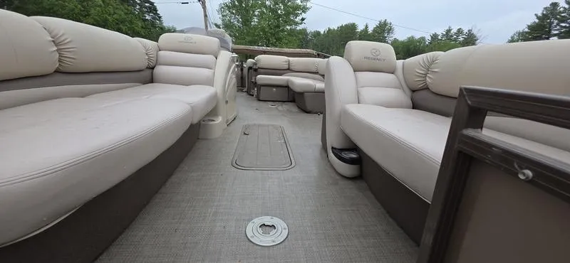 Slide: The Image of Regency 254 LE3 Mercury® 250 L Verado® Pro FourStroke 4.8" 2015 - 10