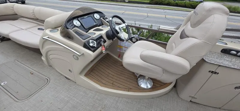 Slide: The Image of Regency 254 LE3 Mercury® 250 L Verado® Pro FourStroke 4.8" 2015 - 11