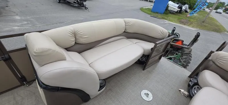 Slide: The Image of Regency 254 LE3 Mercury® 250 L Verado® Pro FourStroke 4.8" 2015 - 12