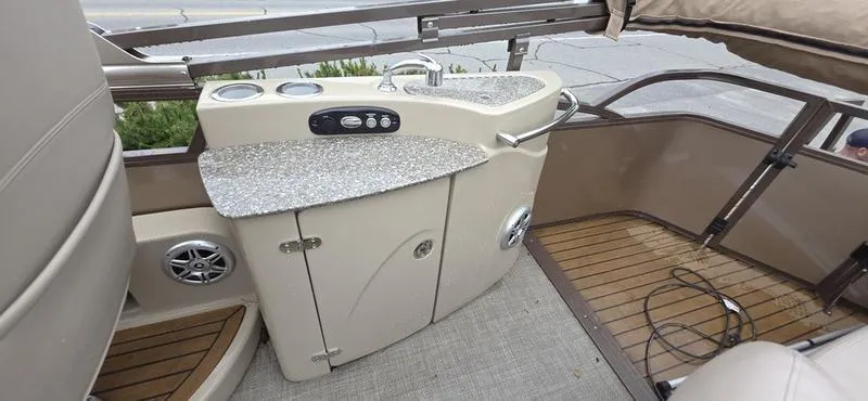 Slide: The Image of Regency 254 LE3 Mercury® 250 L Verado® Pro FourStroke 4.8" 2015 - 14