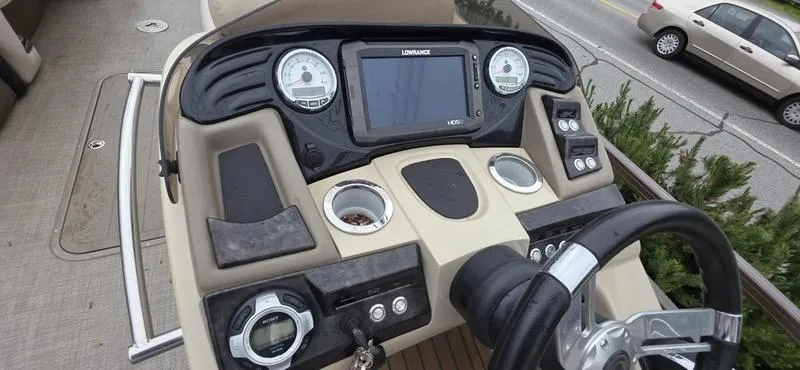 Slide: The Image of Regency 254 LE3 Mercury® 250 L Verado® Pro FourStroke 4.8" 2015 - 15