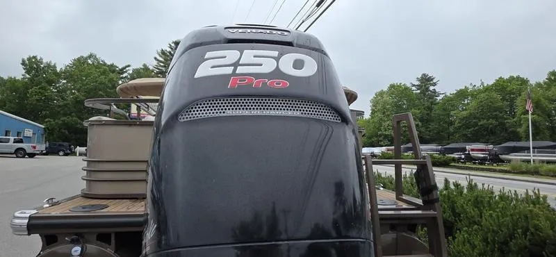 Slide: The Image of Regency 254 LE3 Mercury® 250 L Verado® Pro FourStroke 4.8" 2015 - 5