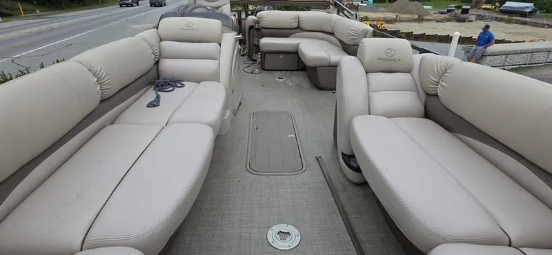 Slide: The Image of Regency 254 LE3 Mercury® 250 L Verado® Pro FourStroke 4.8" 2015 - 6