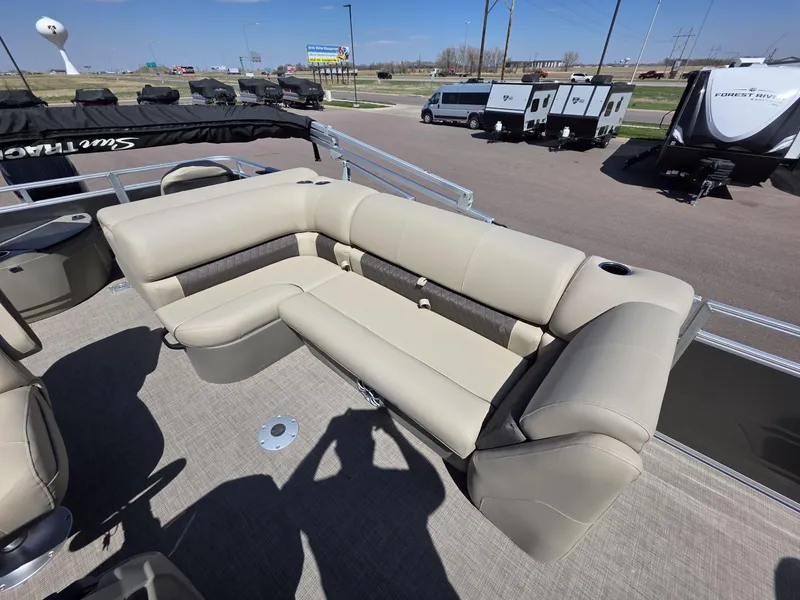 Slide: The Image of Sun Tracker Fishin' Barge 20 DLX 2025 - 12