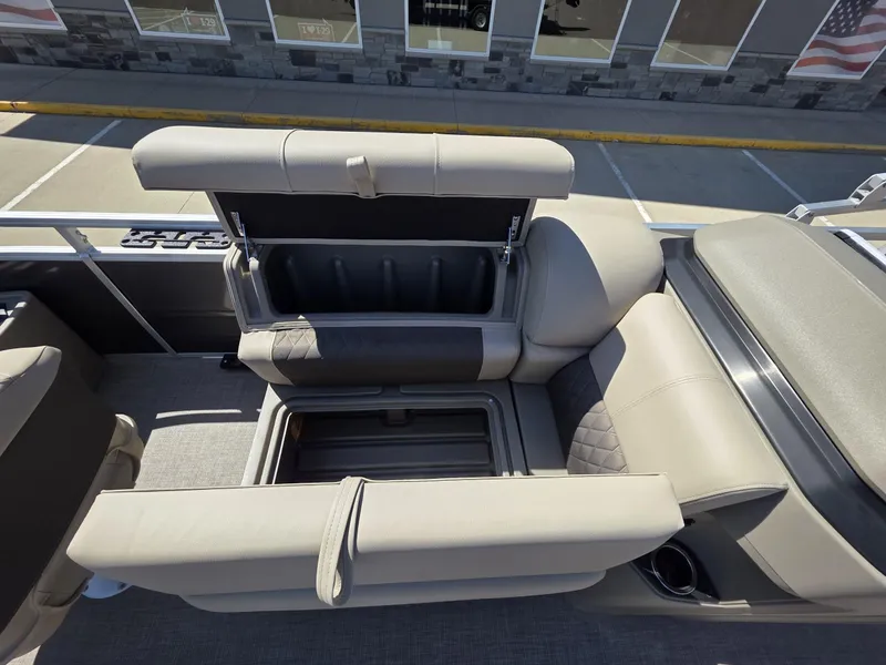 Slide: The Image of Sun Tracker Fishin' Barge 20 DLX 2025 - 13