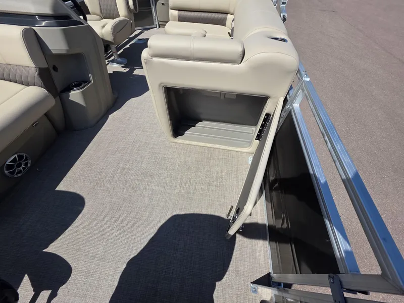 Slide: The Image of Sun Tracker Fishin' Barge 20 DLX 2025 - 14