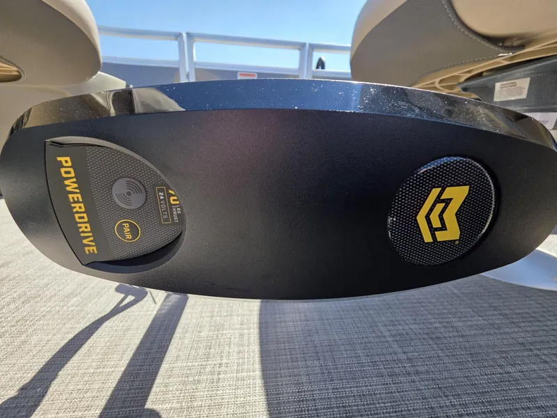 Slide: The Image of Sun Tracker Fishin' Barge 20 DLX 2025 - 16