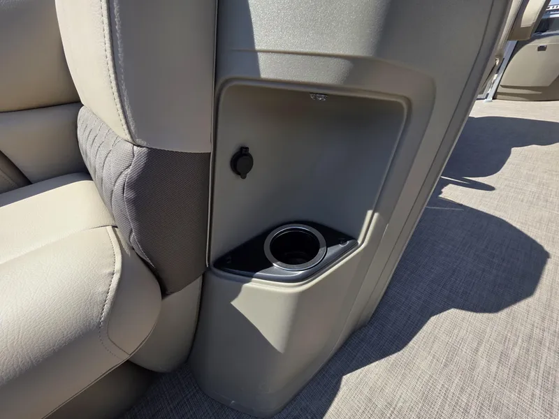 Slide: The Image of Sun Tracker Fishin' Barge 20 DLX 2025 - 18