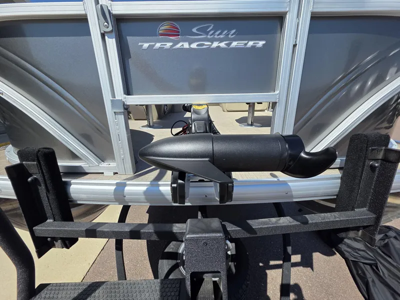Slide: The Image of Sun Tracker Fishin' Barge 20 DLX 2025 - 19