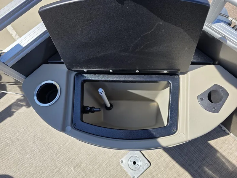 Slide: The Image of Sun Tracker Fishin' Barge 20 DLX 2025 - 6