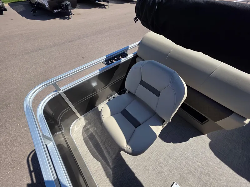 Slide: The Image of Sun Tracker Fishin' Barge 20 DLX 2025 - 8