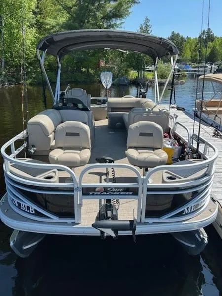 Slide: The Image of 2021 Sun Tracker FB 20 DLX pontoon boat docked on a sunny day. - 5
