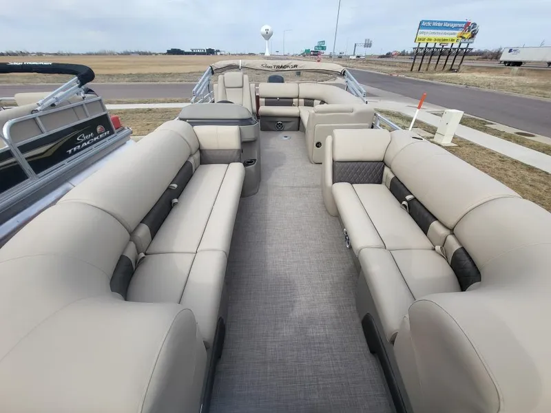 Slide: The Image of Sun Tracker Party Barge 20 DLX 2025 - 60