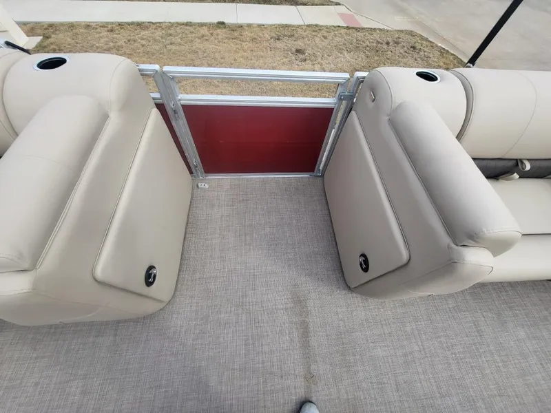 Slide: The Image of Sun Tracker Party Barge 20 DLX 2025 - 64