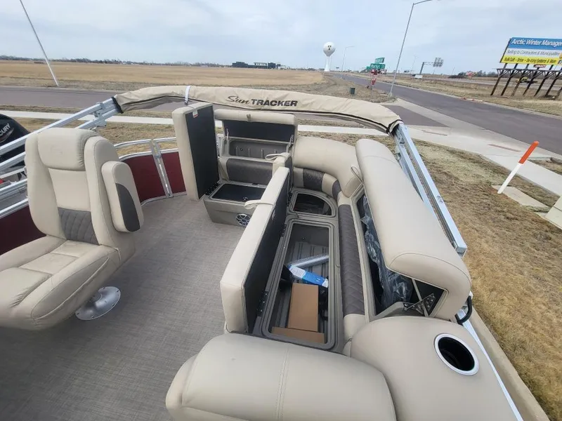 Slide: The Image of Sun Tracker Party Barge 20 DLX 2025 - 66