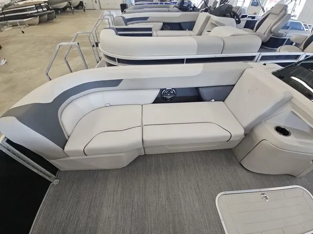 Slide: The Image of Godfrey Sweetwater 2286 SFL 27" iMPACT Center Tube Package 2026 - 11