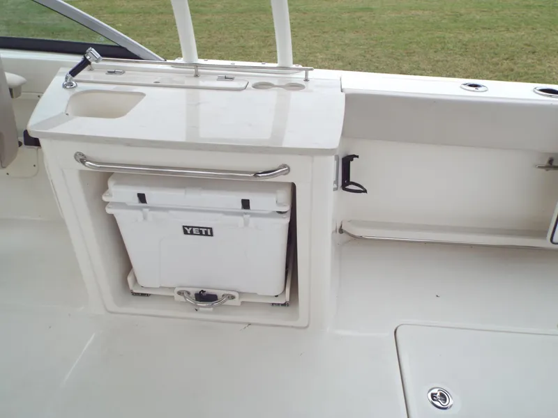 Slide: The Image of Boston Whaler 270 Vantage 2018 - 3