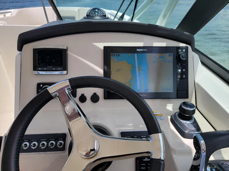 Slide: The Image of Boston Whaler 270 Vantage 2018 - 4