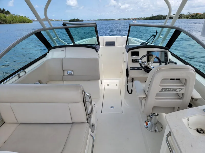 Slide: The Image of Boston Whaler 270 Vantage 2018 - 6
