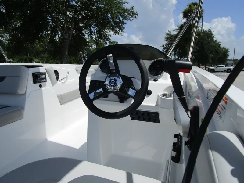 Slide: The Image of Hurricane SunDeck Sport 185 OB 2025 - 12