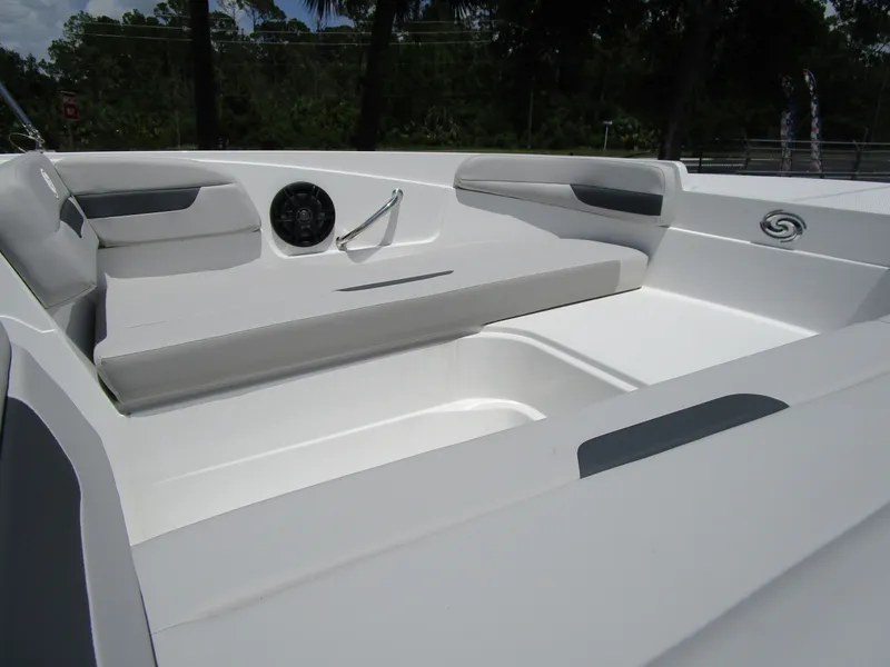Slide: The Image of Hurricane SunDeck Sport 185 OB 2025 - 13