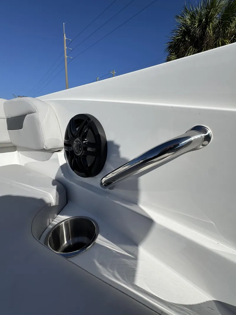 Slide: The Image of Hurricane SunDeck Sport 185 OB 2025 - 14