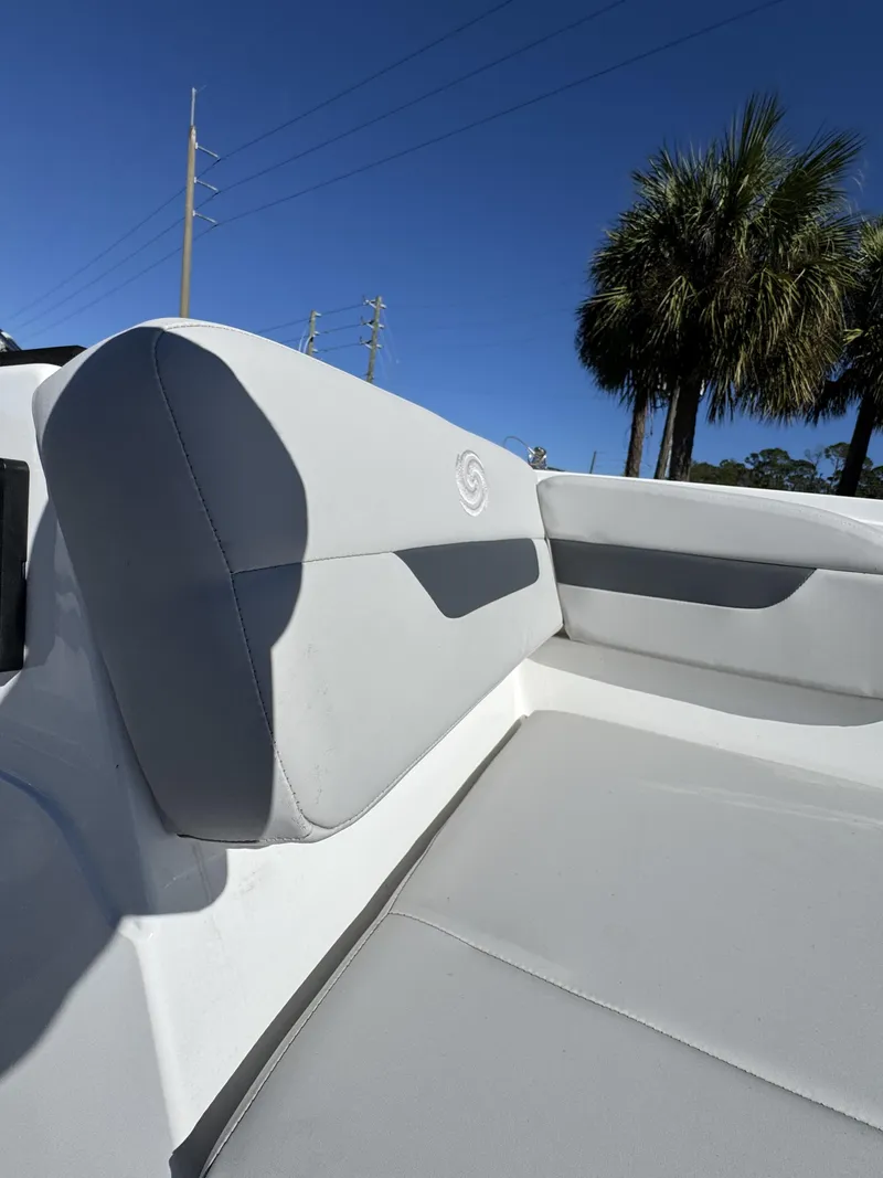 Slide: The Image of Hurricane SunDeck Sport 185 OB 2025 - 15