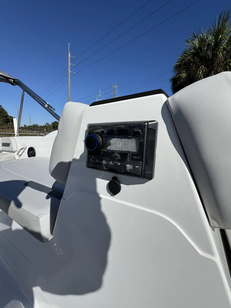 Slide: The Image of Hurricane SunDeck Sport 185 OB 2025 - 16