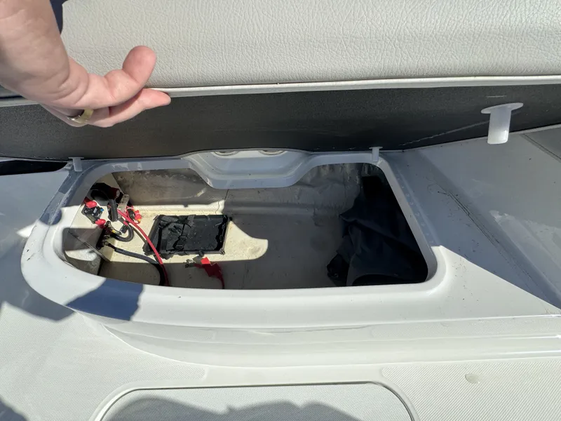 Slide: The Image of Hurricane SunDeck Sport 185 OB 2025 - 17