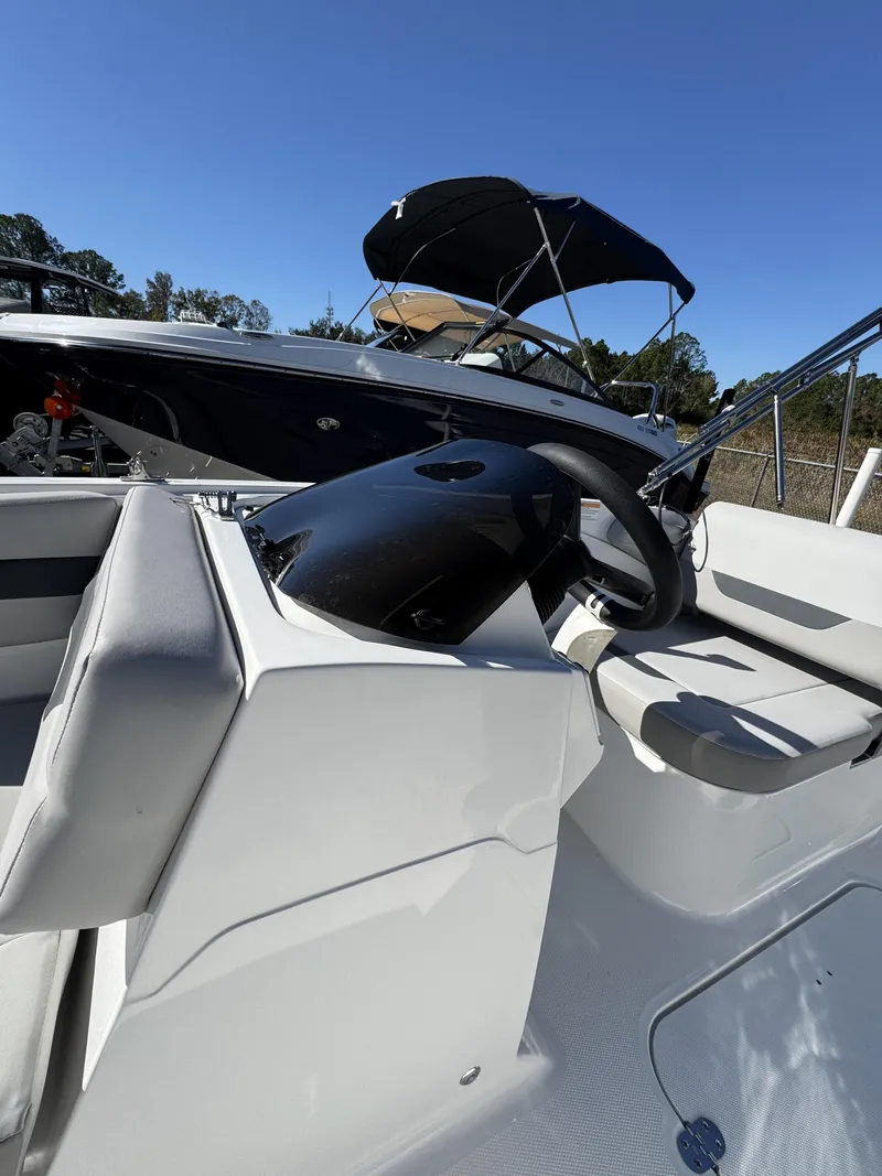 Slide: The Image of Hurricane SunDeck Sport 185 OB 2025 - 18