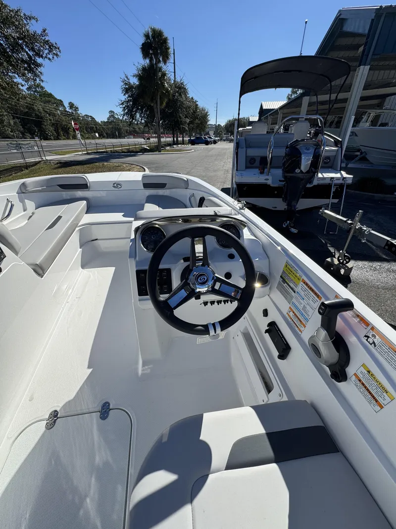 Slide: The Image of Hurricane SunDeck Sport 185 OB 2025 - 19