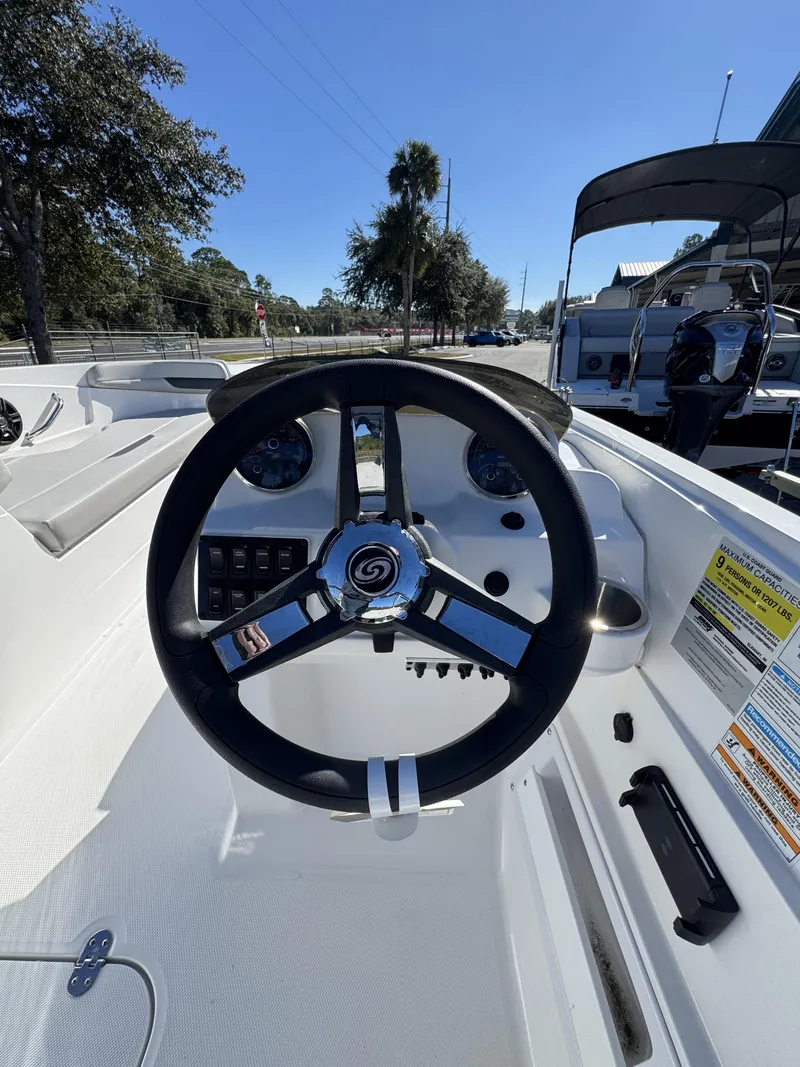 Slide: The Image of Hurricane SunDeck Sport 185 OB 2025 - 20