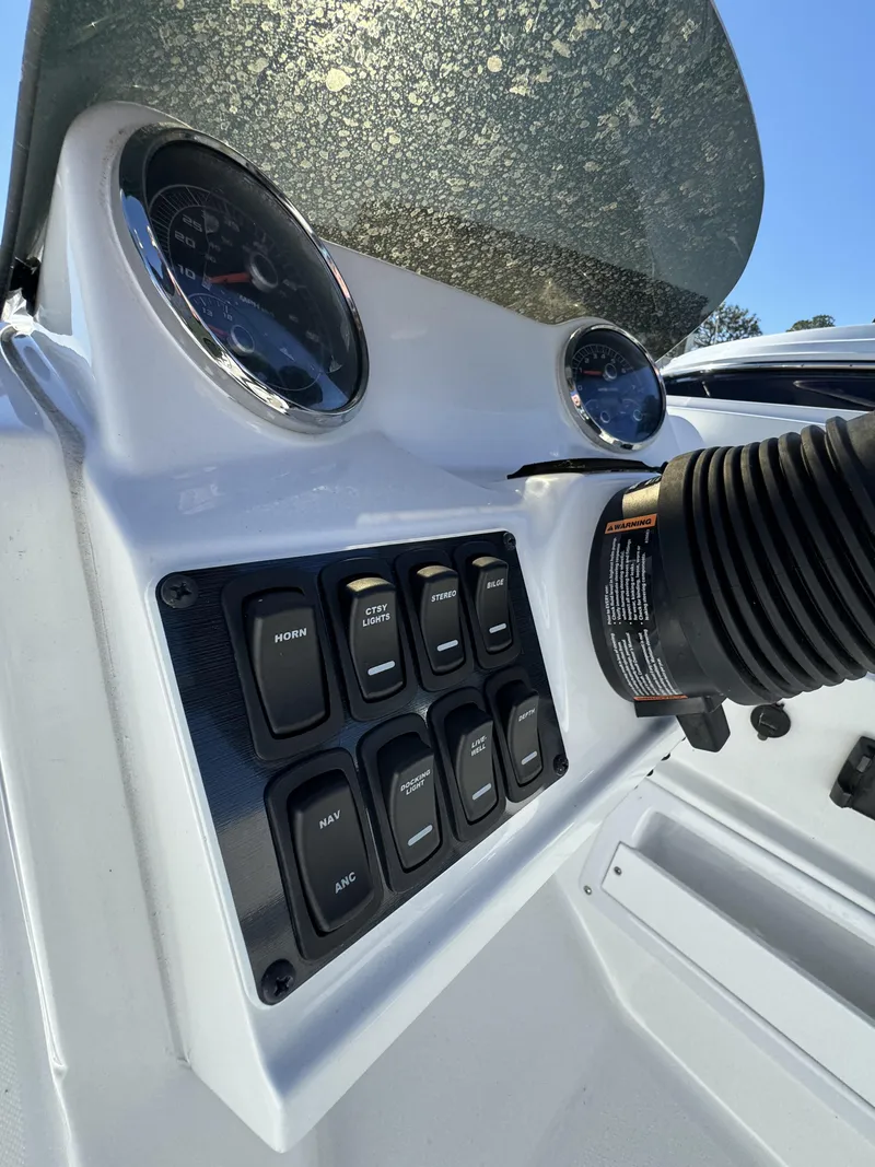 Slide: The Image of Hurricane SunDeck Sport 185 OB 2025 - 21