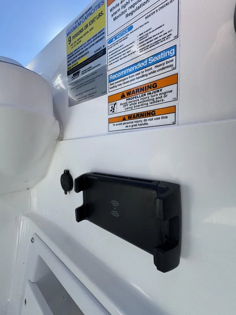 Slide: The Image of Hurricane SunDeck Sport 185 OB 2025 - 24