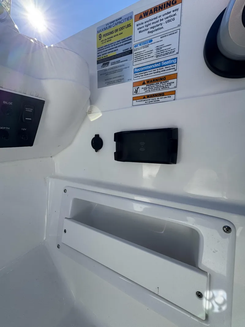 Slide: The Image of Hurricane SunDeck Sport 185 OB 2025 - 25