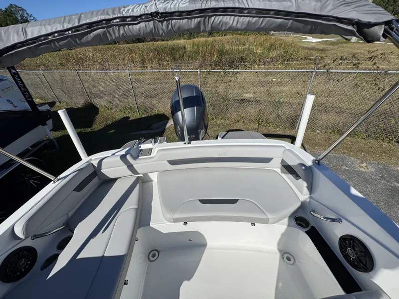 Slide: The Image of Hurricane SunDeck Sport 185 OB 2025 - 28
