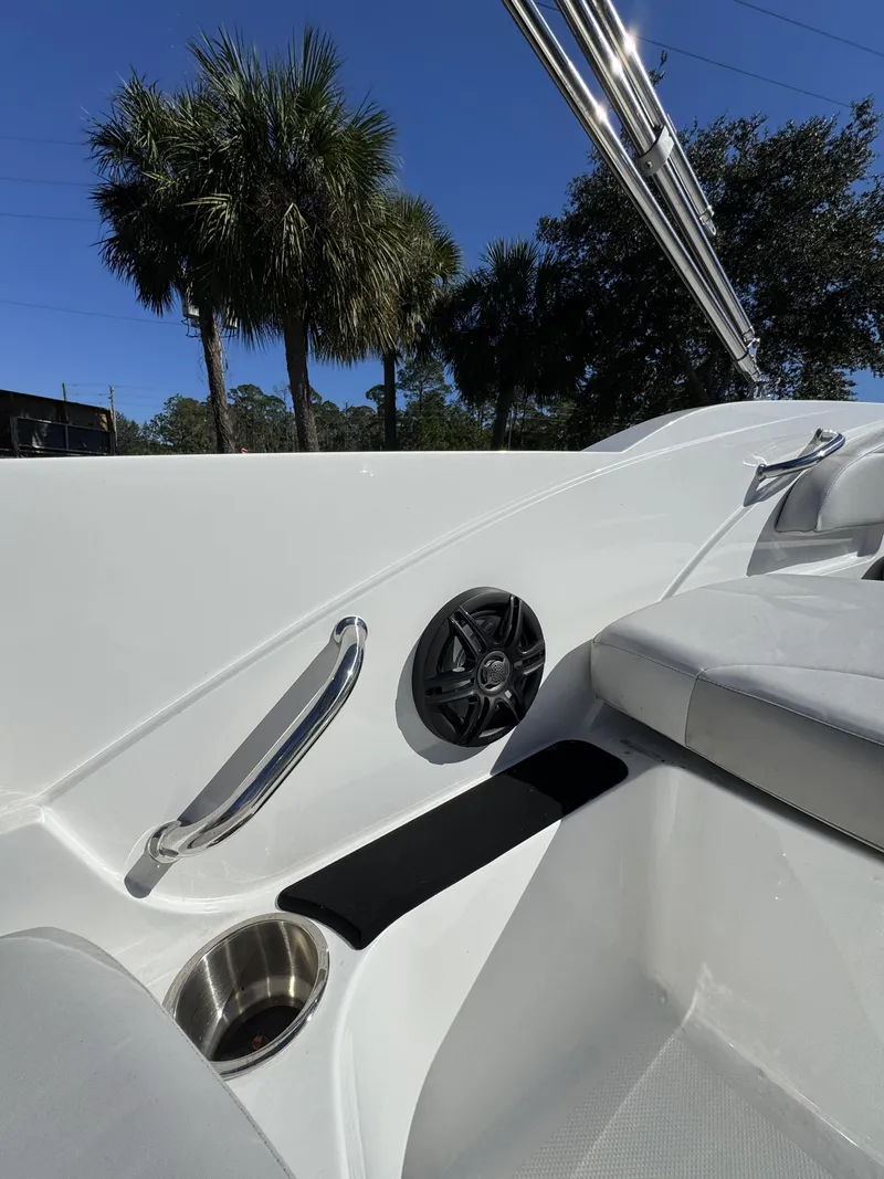 Slide: The Image of Hurricane SunDeck Sport 185 OB 2025 - 29