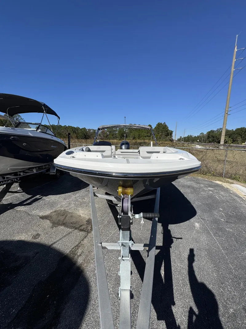 Slide: The Image of Hurricane SunDeck Sport 185 OB 2025 - 30