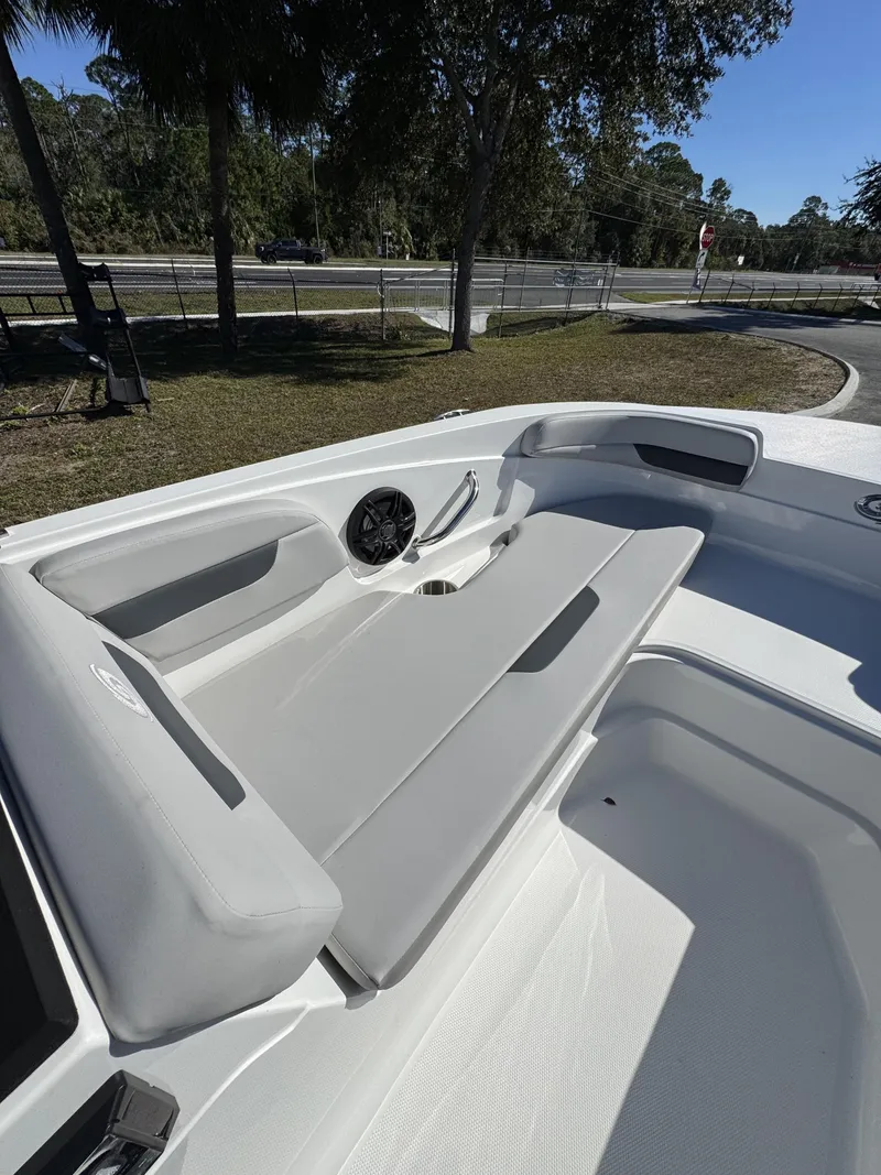 Slide: The Image of Hurricane SunDeck Sport 185 OB 2025 - 37