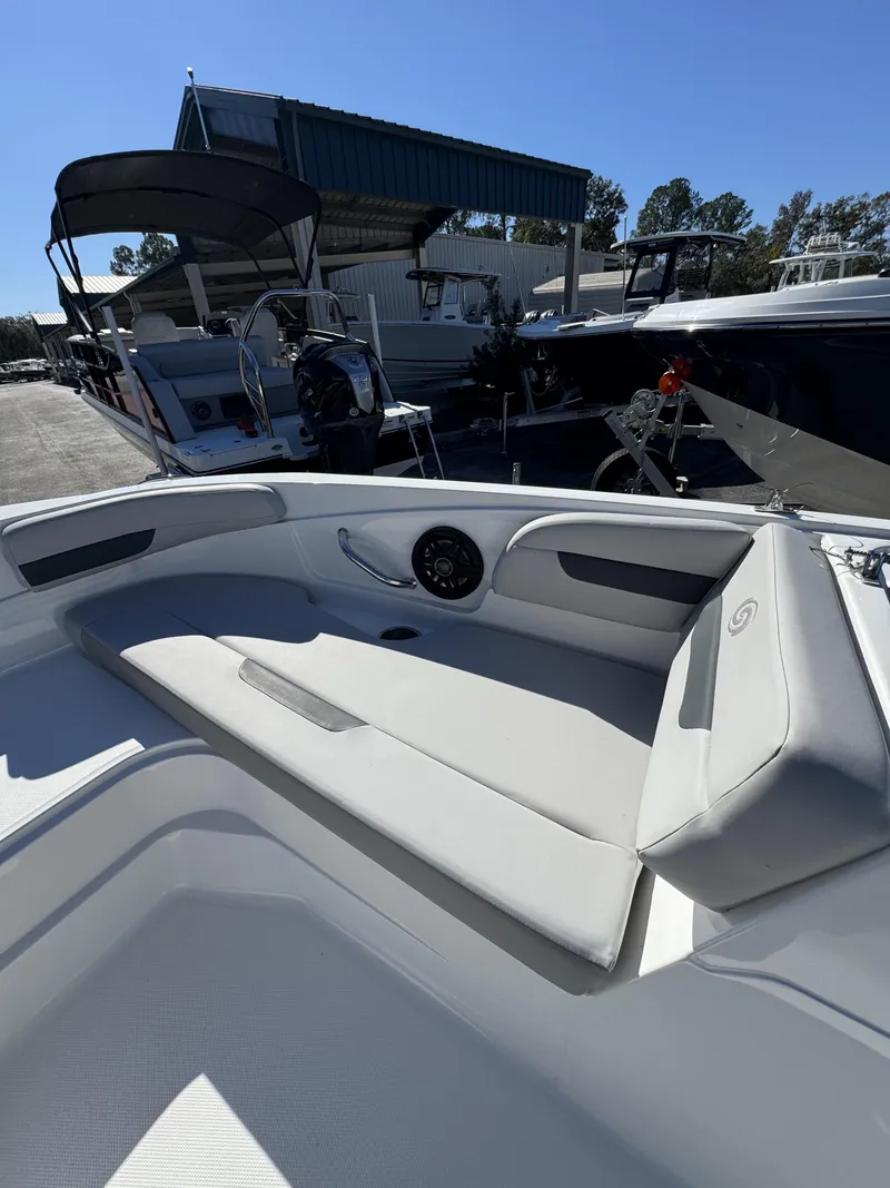 Slide: The Image of Hurricane SunDeck Sport 185 OB 2025 - 38