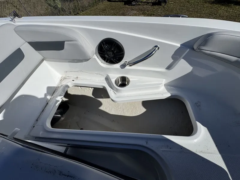 Slide: The Image of Hurricane SunDeck Sport 185 OB 2025 - 39