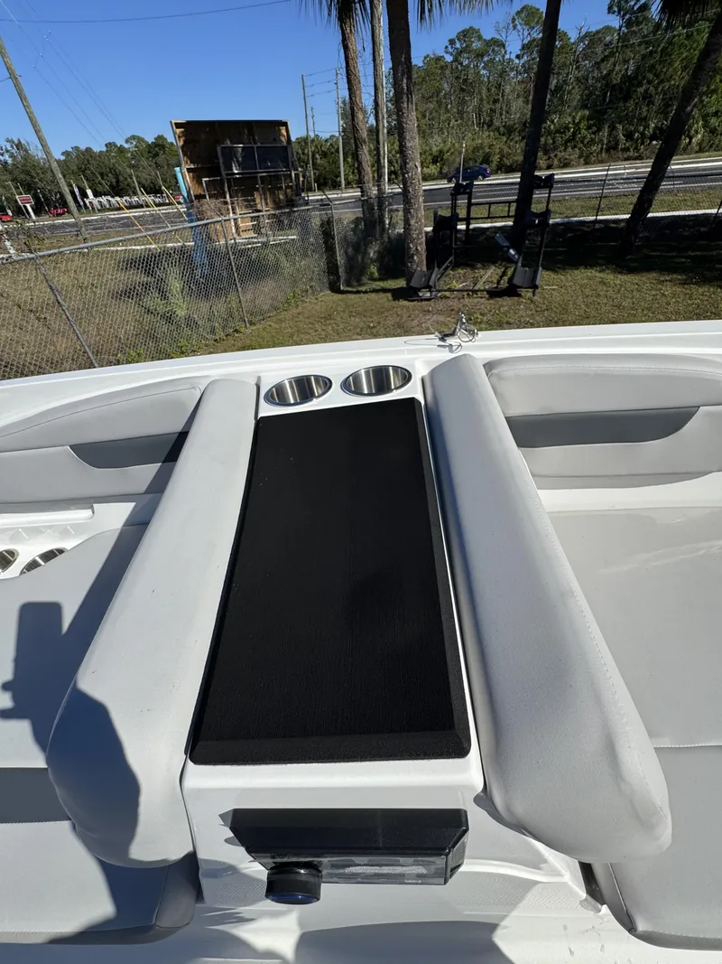 Slide: The Image of Hurricane SunDeck Sport 185 OB 2025 - 42