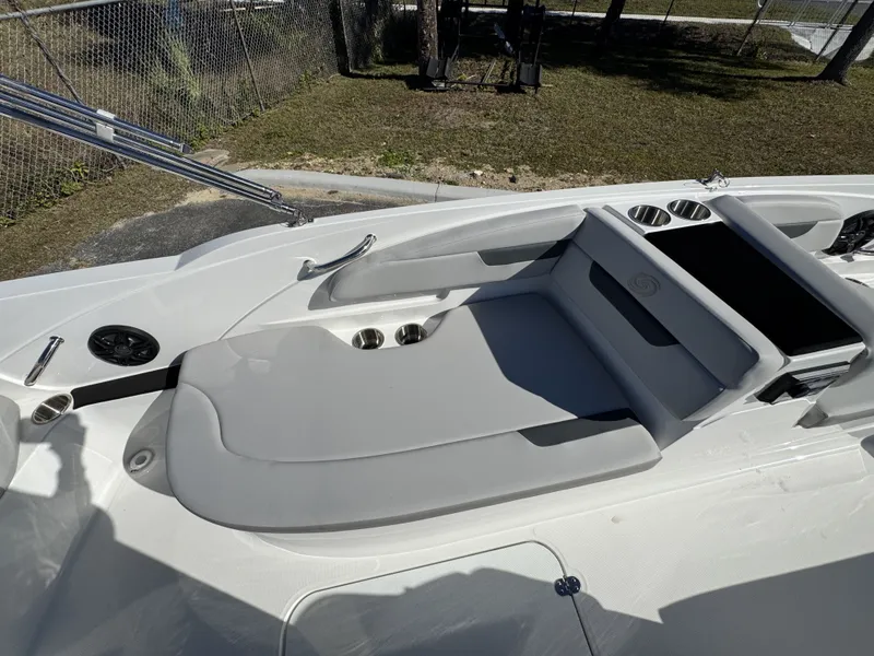 Slide: The Image of Hurricane SunDeck Sport 185 OB 2025 - 43