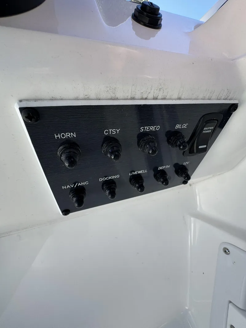 Slide: The Image of Hurricane SunDeck Sport 185 OB 2025 - 45