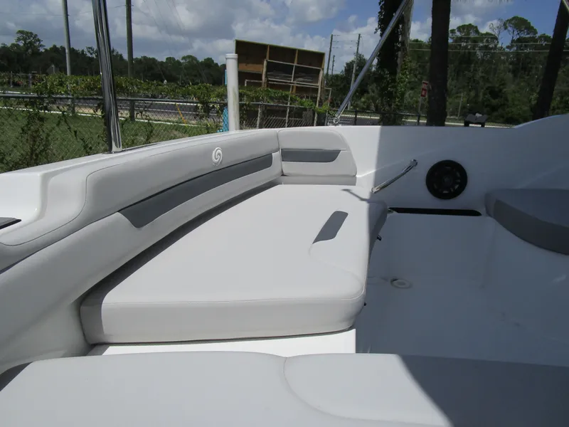 Slide: The Image of Hurricane SunDeck Sport 185 OB 2025 - 5