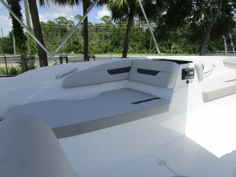 Slide: The Image of Hurricane SunDeck Sport 185 OB 2025 - 6
