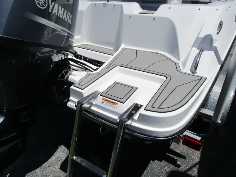 Slide: The Image of Hurricane SunDeck Sport 185 OB 2025 - 9