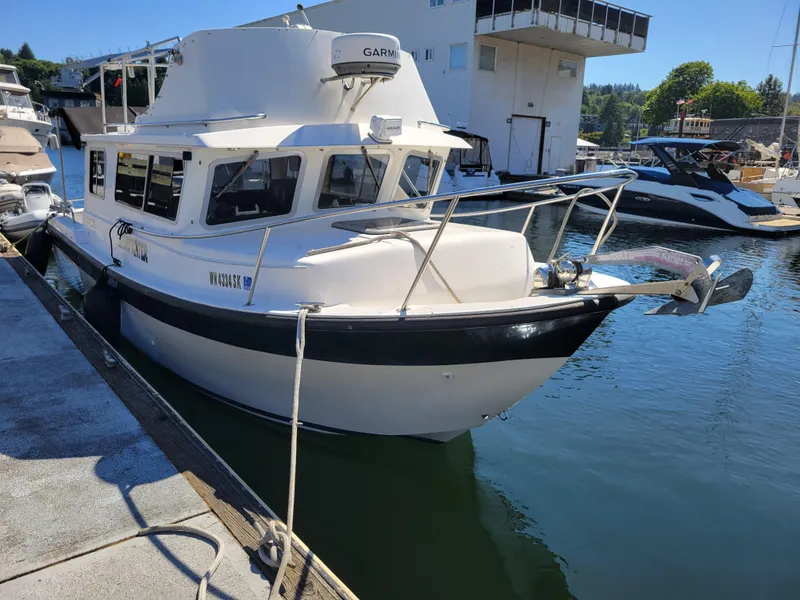 Slide: The Image of 2001 SeaSport 2700 Navigator boat docked at marina, featuring Garmin equipment. - 0