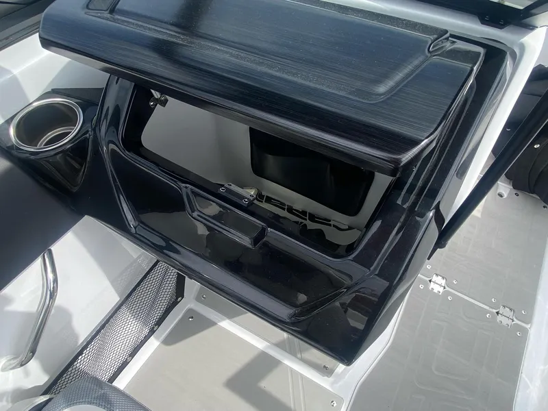 Slide: The Image of Scarab 215 SE 2025 - 11