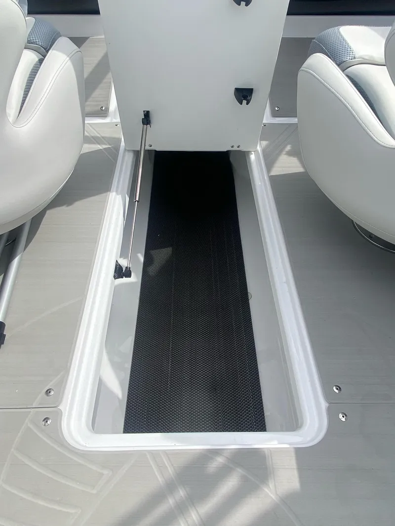 Slide: The Image of Scarab 215 SE 2025 - 13